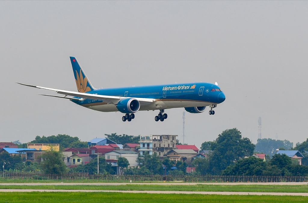 Máy bay Vietnam Airlines đang hạ cánh