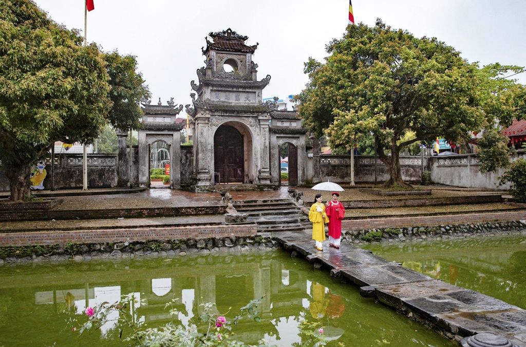 Di tích cổ bên hồ trong khu vực Phố Hiến Hưng Yên