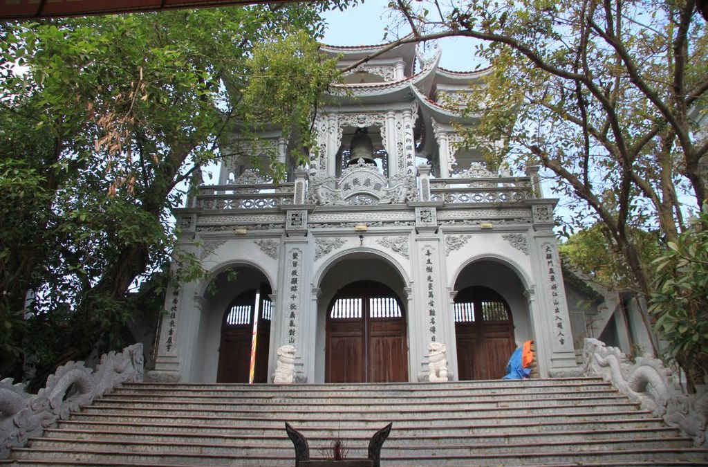 Cổng Đền Tiên La với kiến trúc cổ tại Hưng Yên