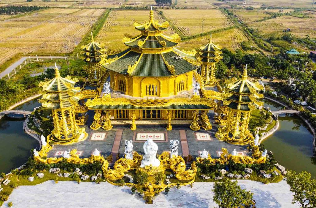 Chùa Phúc Lâm với kiến trúc màu vàng nhìn từ trên cao