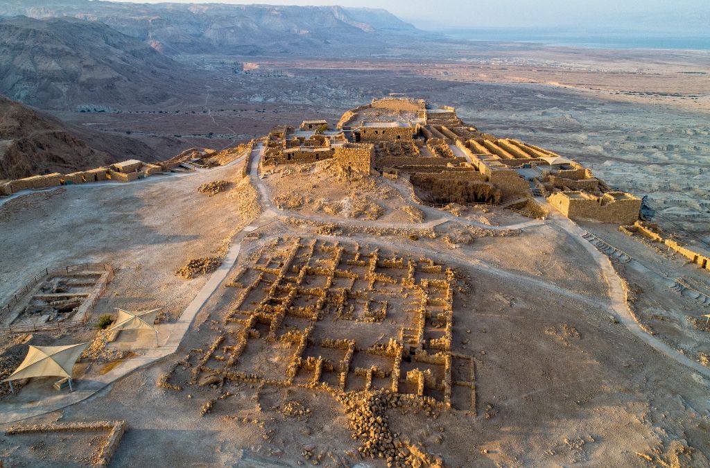 Tàn tích pháo đài Masada trên cao nguyên đá giữa sa mạc Judea