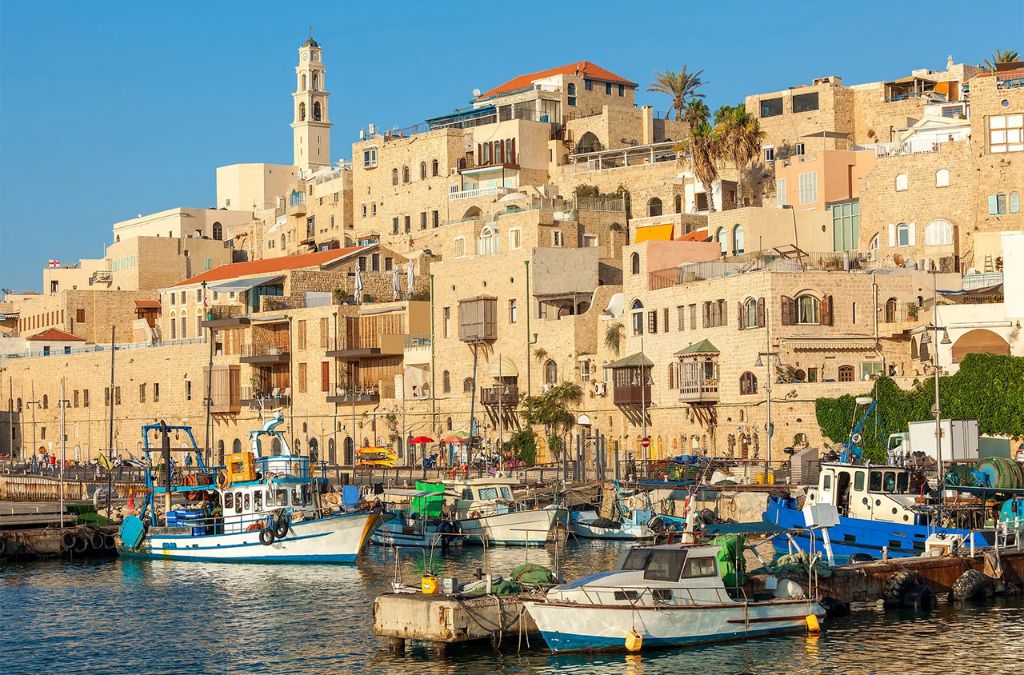  Cảng cổ Jaffa với thuyền neo bên những dãy nhà đá