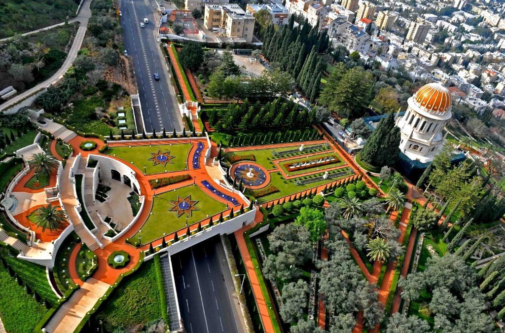 Vườn Bahá’í và đền Mái vòm Vàng nhìn từ núi Carmel tại Haifa