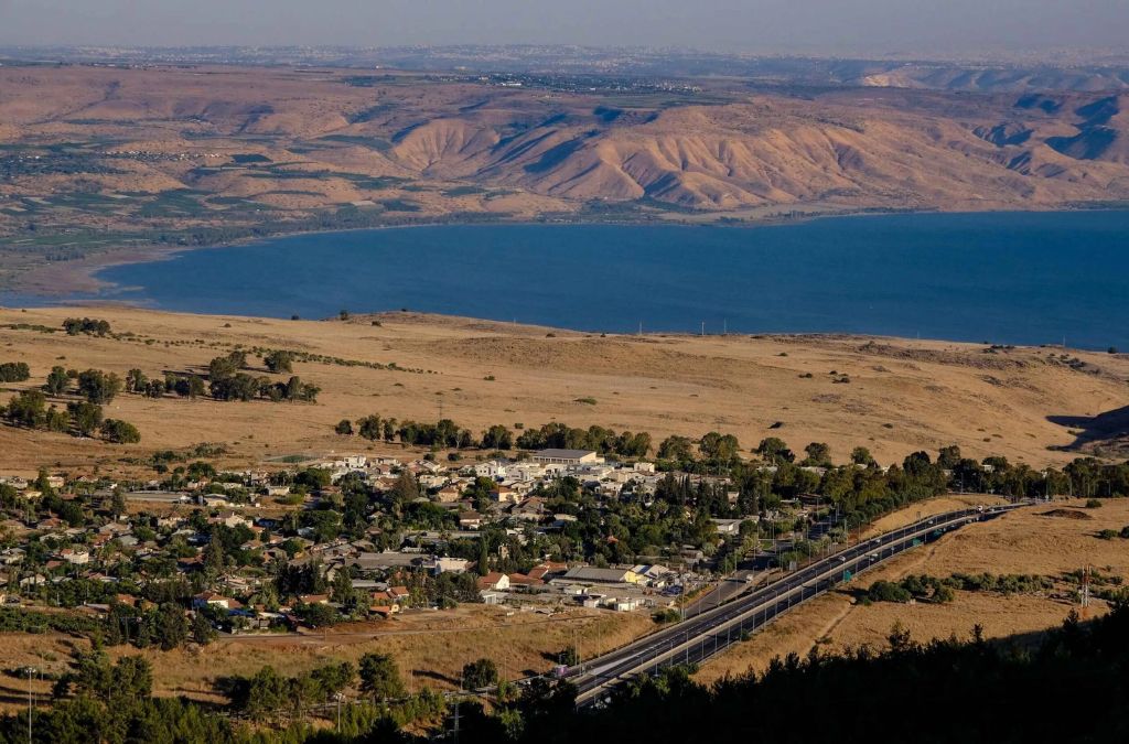Biển hồ Galilee và khu dân cư ven hồ nhìn từ trên cao