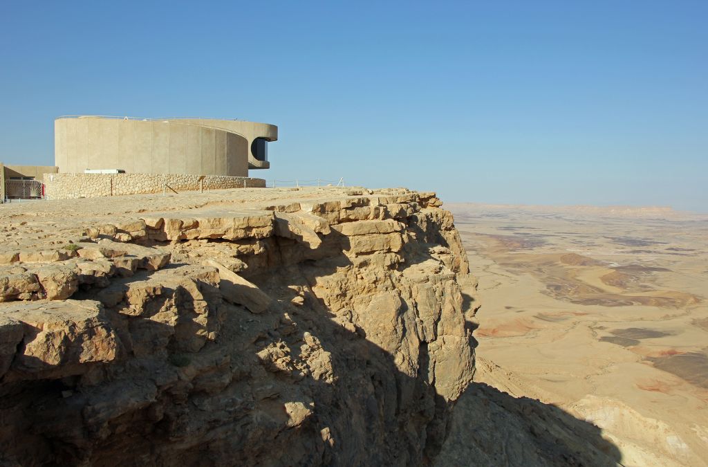 Trung tâm Du khách Makhtesh Ramon trên rìa hố xói mòn