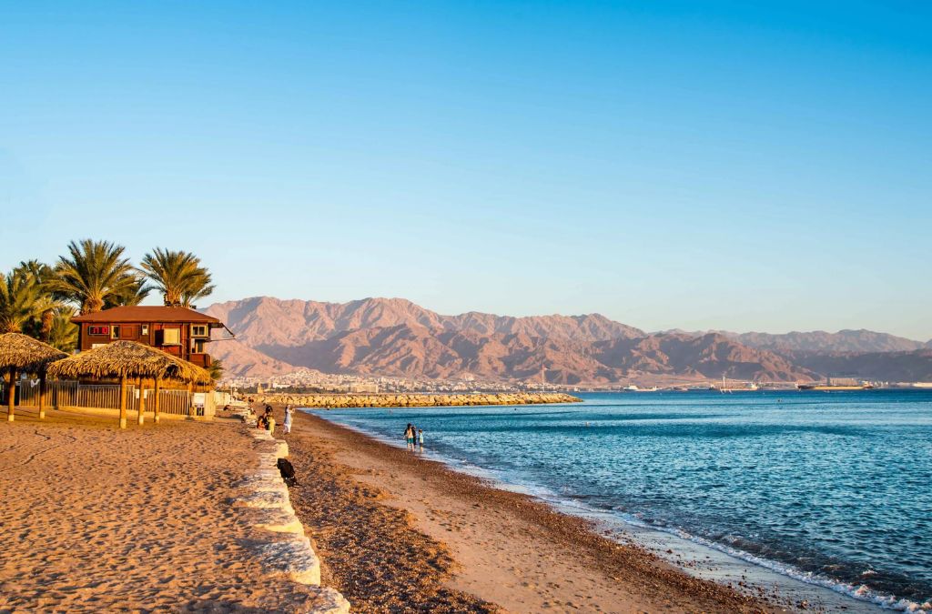 Bãi biển Eilat bên Biển Đỏ với núi sa mạc phía xa