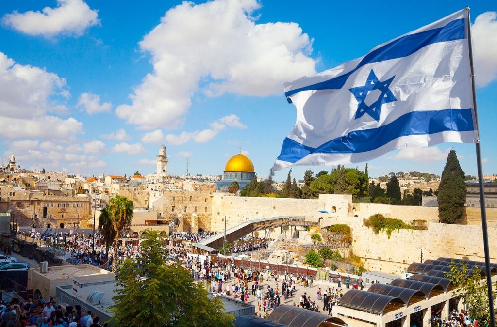Jerusalem với Bức tường phía Tây, Dome of the Rock và quốc kỳ Israel