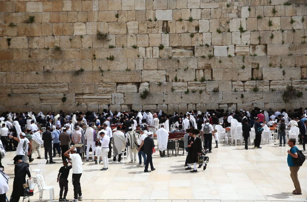 Đông người cầu nguyện tại Bức tường phía Tây ở Jerusalem