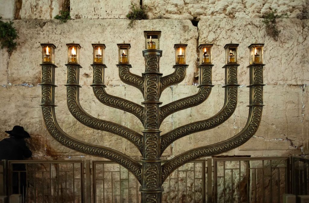 Chân đèn Menorah trước Bức tường phía Tây tại Jerusalem