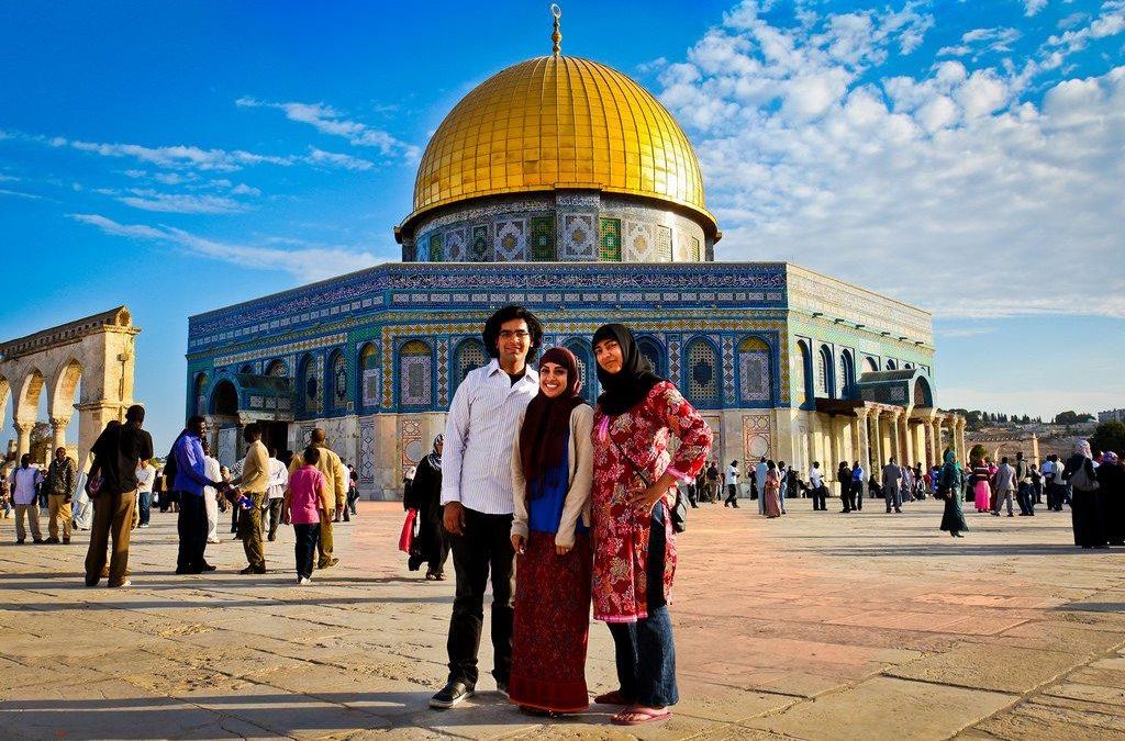 Người tham quan phía trước Dome of the Rock tại Jerusalem