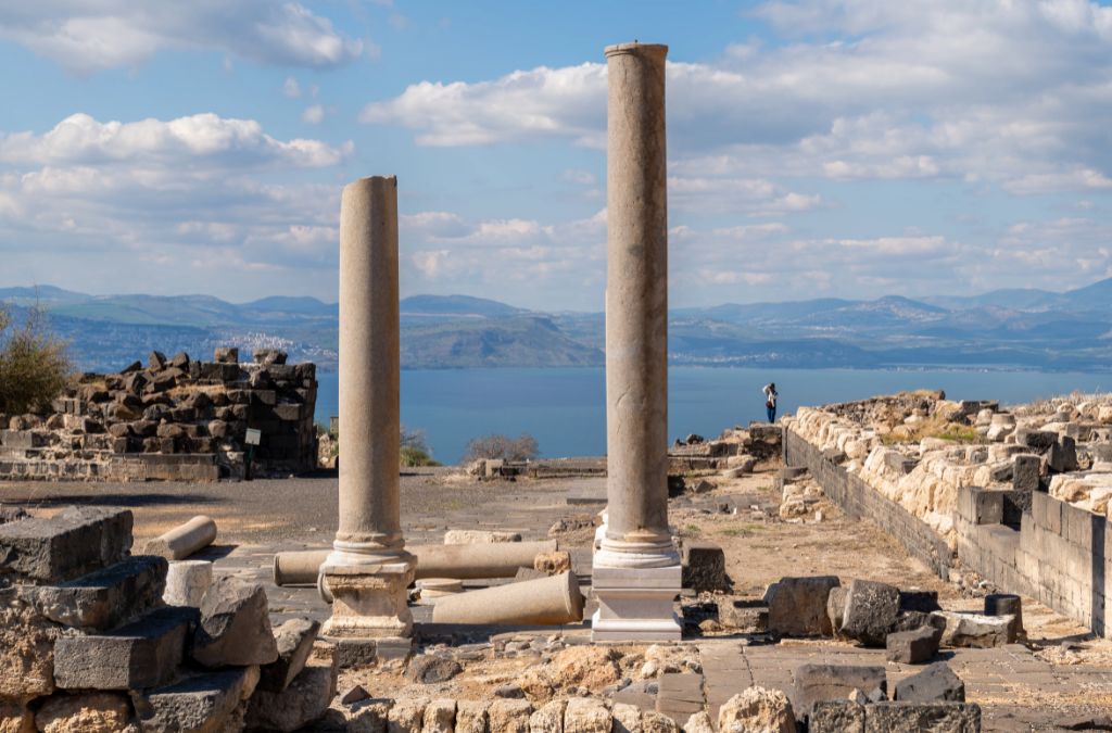 Di tích đá cổ nhìn ra Biển hồ Galilee dưới trời xanh