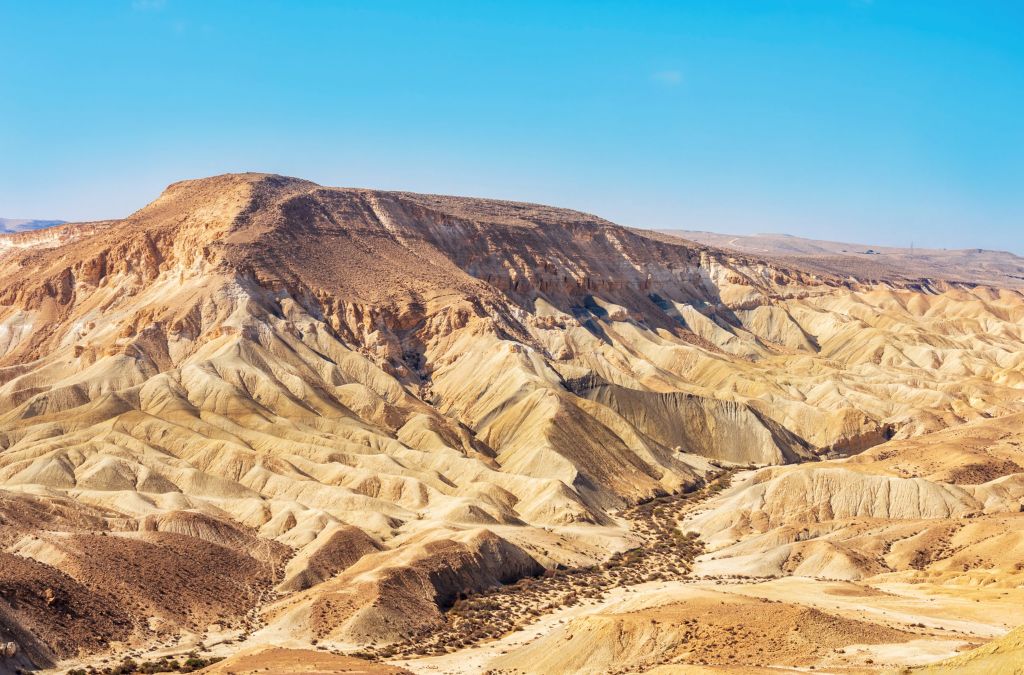 Cảnh quan sa mạc Negev với các dãy núi đá khô cằn
