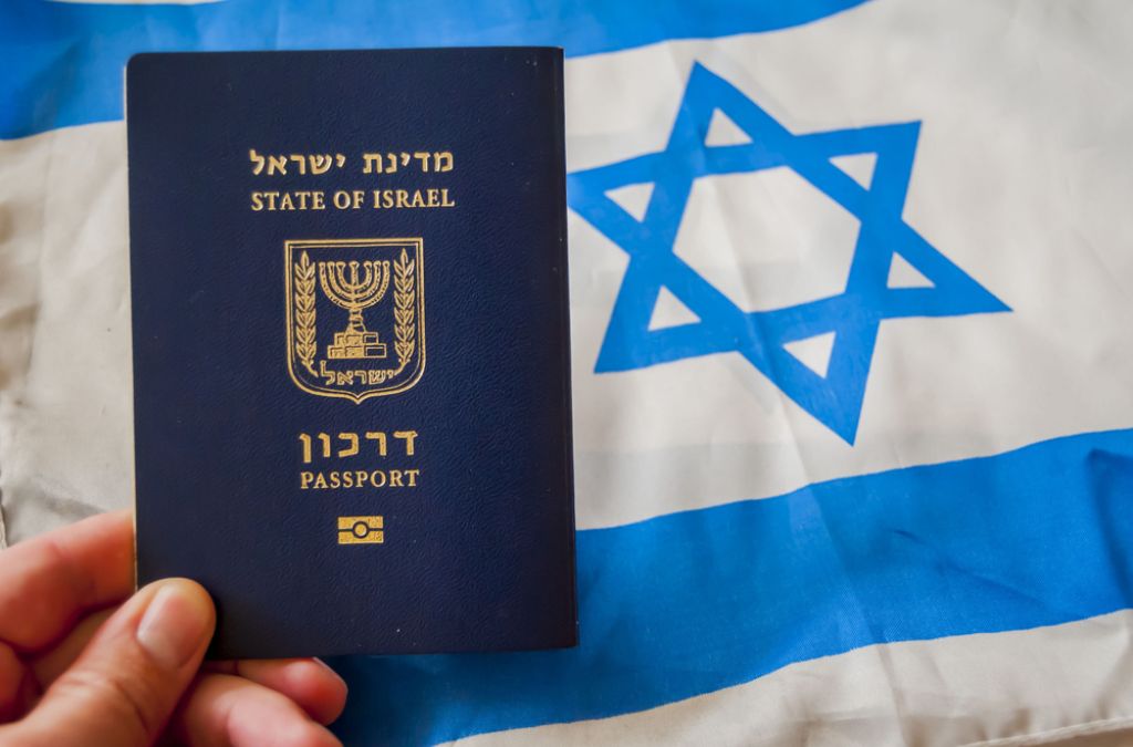 Hộ chiếu Israel đặt trên quốc kỳ Israel