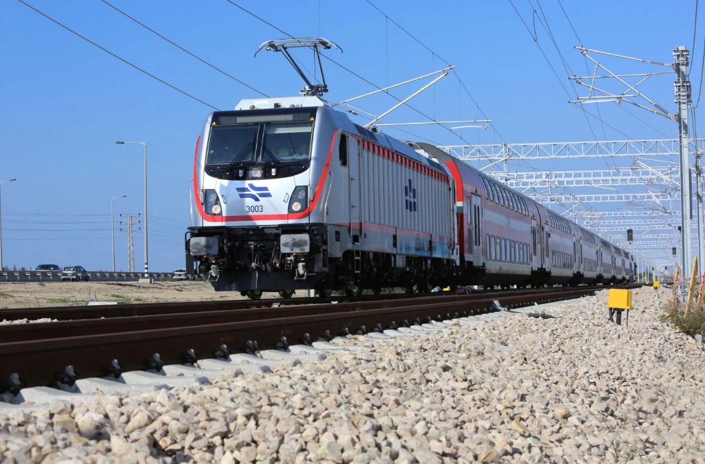Tàu hỏa liên tỉnh chạy trên đường sắt tại Israel