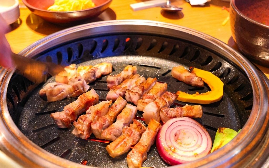Thịt heo đen Jeju nướng ăn kèm rau cuốn và panchan Hàn Quốc