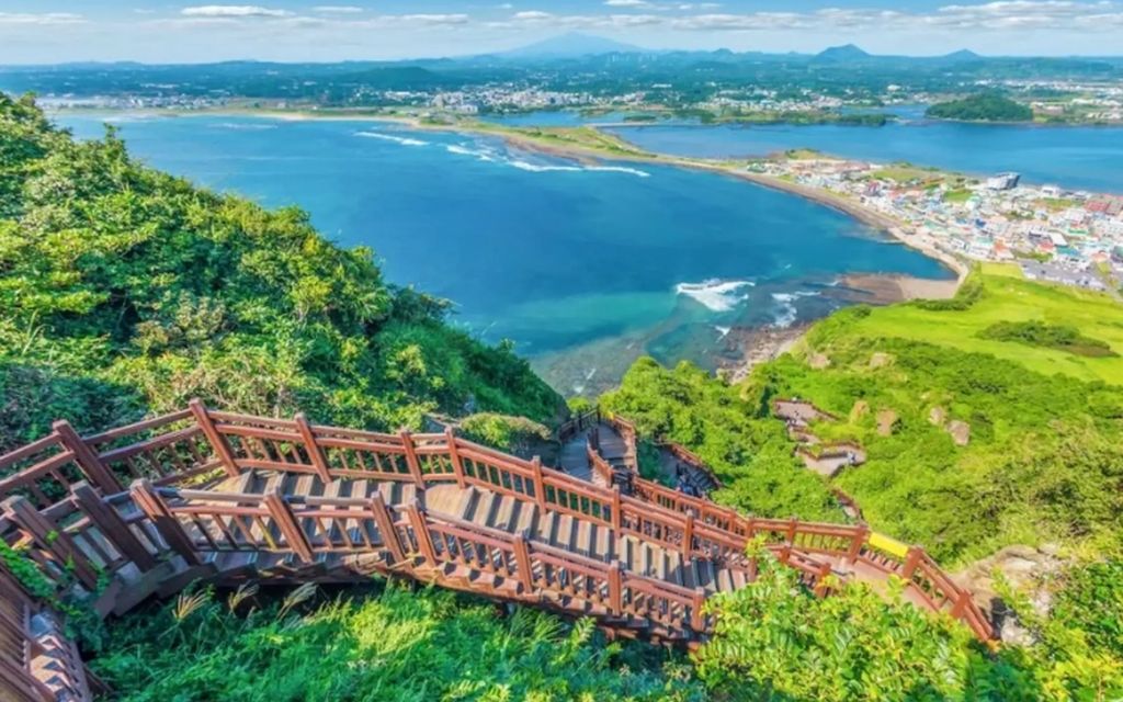 Toàn cảnh đảo Jeju với biển xanh và cảnh quan núi lửa
