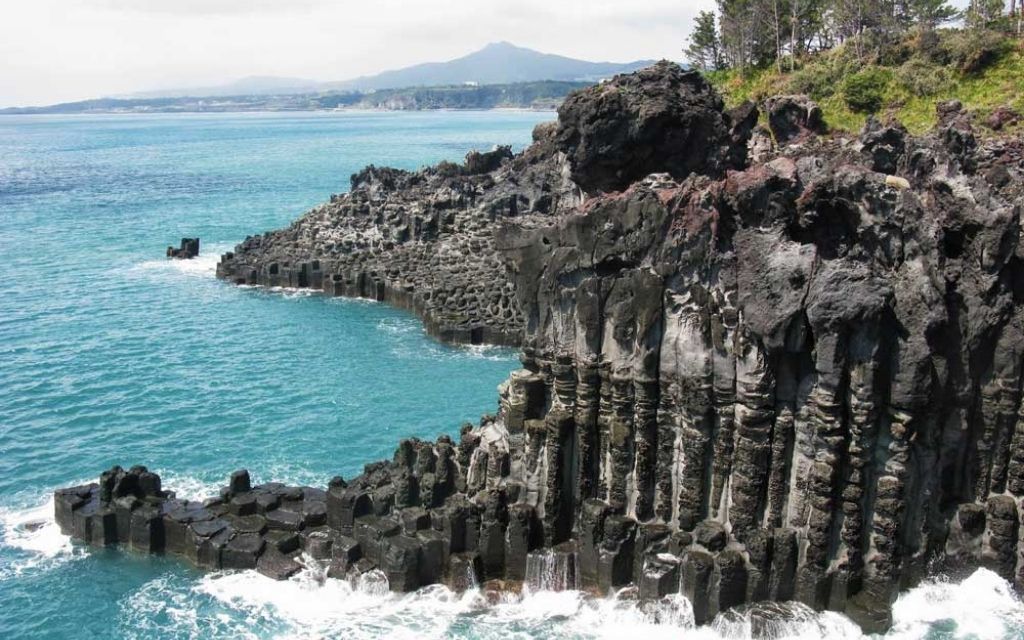 Vách đá núi lửa Jusangjeolli bên bờ biển Jeju