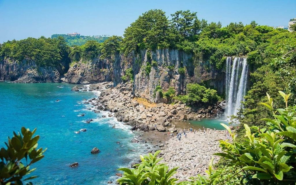 Thác Jeongbang đổ thẳng xuống biển Jeju