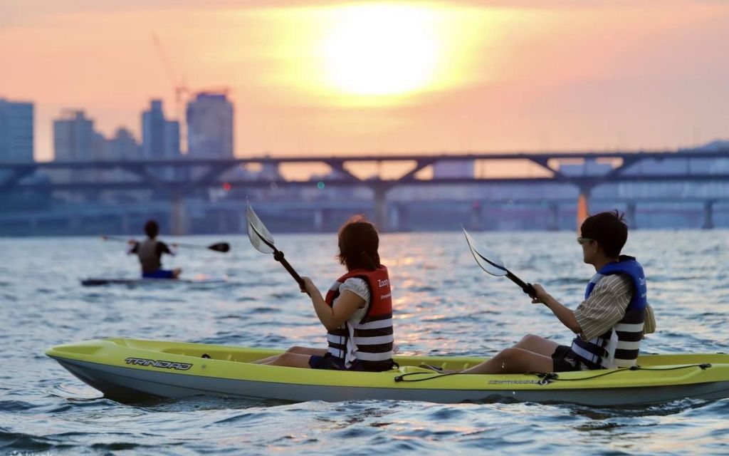 Chèo kayak trên làn nước xanh tại Jeju