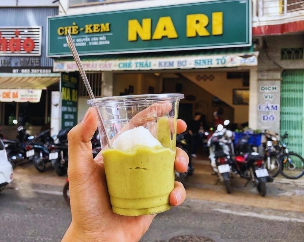 Kem bơ Nari Đà Lạt ăn kèm trái cây và kem dừa
