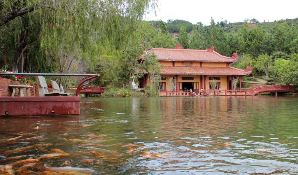 Vườn cảnh Á Đông tại Trúc Lâm Viên