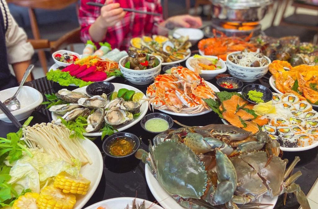 Mâm hải sản tươi sống đa dạng gồm cua, hàu, tôm được bày biện tại nhà hàng Nhơn Lý
