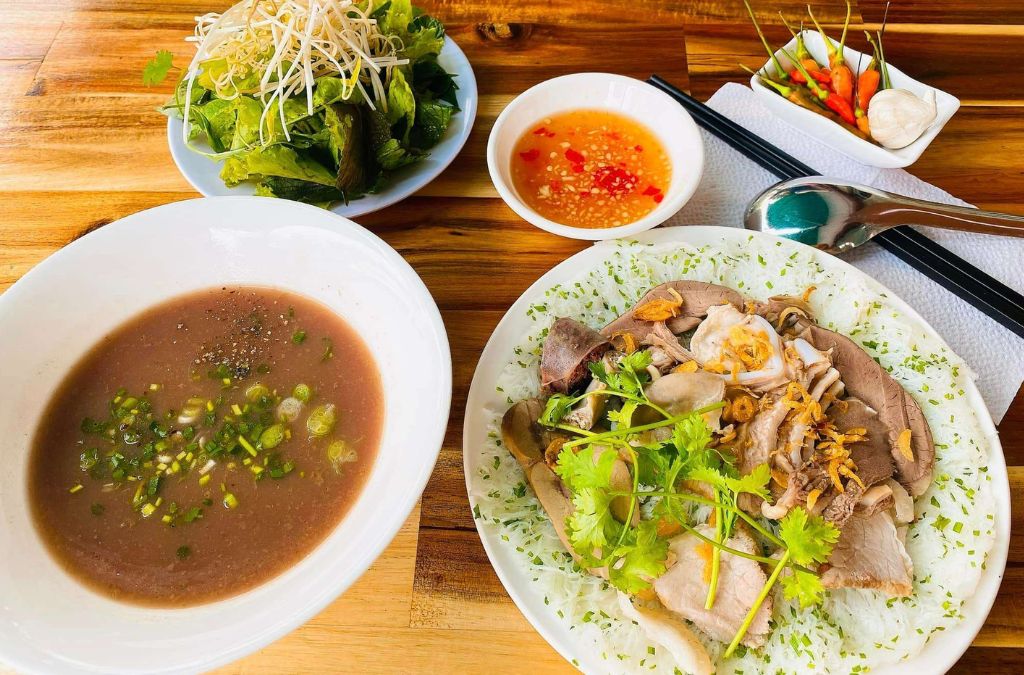 Bánh hỏi cháo lòng với đầy đủ lòng heo, cháo huyết và bánh hỏi truyền thống