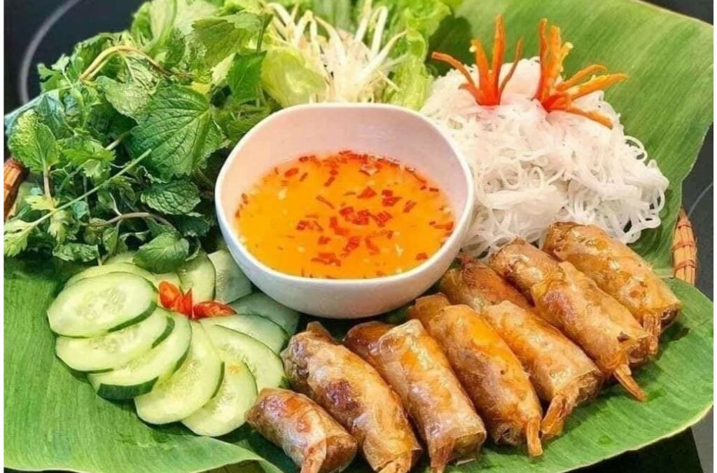 Tô bún chả cá Quy Nhơn với nước dùng trong, chả cá chiên và rau thơm