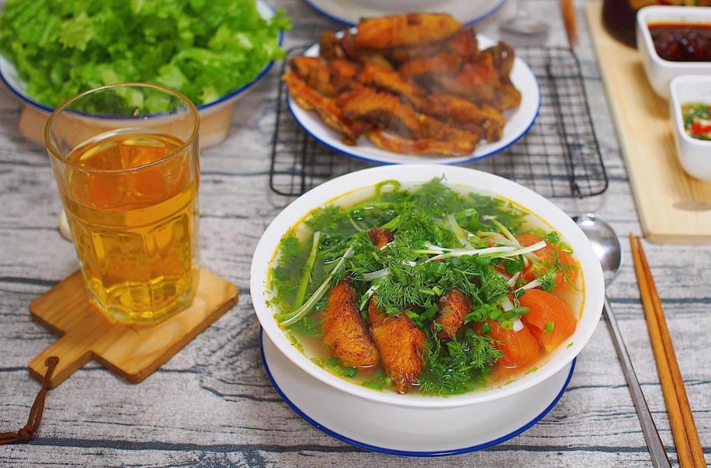 Tô bún chả cá Quy Nhơn với nước dùng trong, chả cá chiên và rau thơm