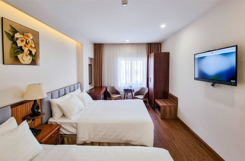 Phòng nghỉ tiện nghi với hai giường đôi tại khách sạn khu vực Nhơn Lý