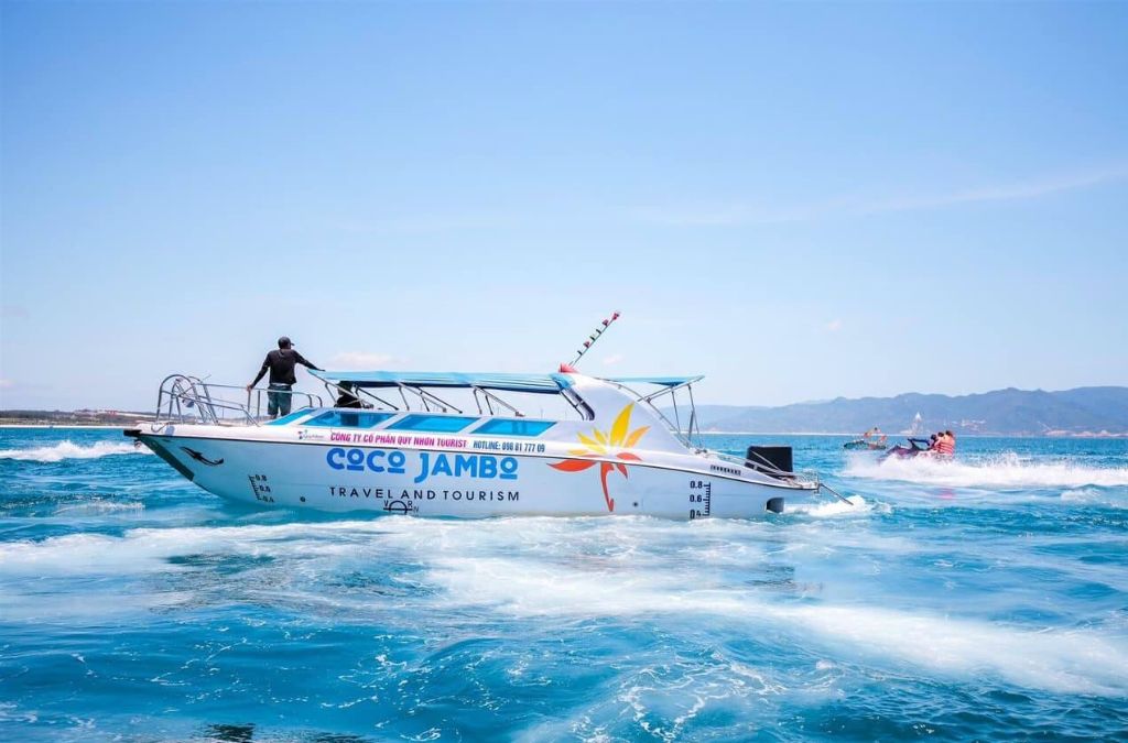 Cano cao tốc Coco Jambo đưa khách du lịch di chuyển ra bãi biển Kỳ Co