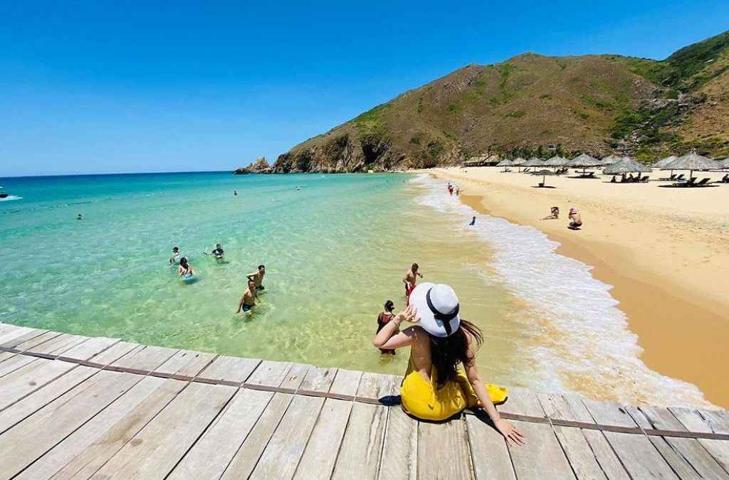 Bạn có thể ngồi trên cầu gỗ ngắm toàn cảnh bãi biển Kỳ Co nước xanh trong