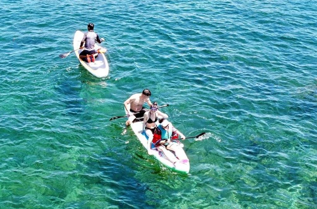 Chèo thuyền kayak và ván SUP trên làn nước trong xanh tại Kỳ Co