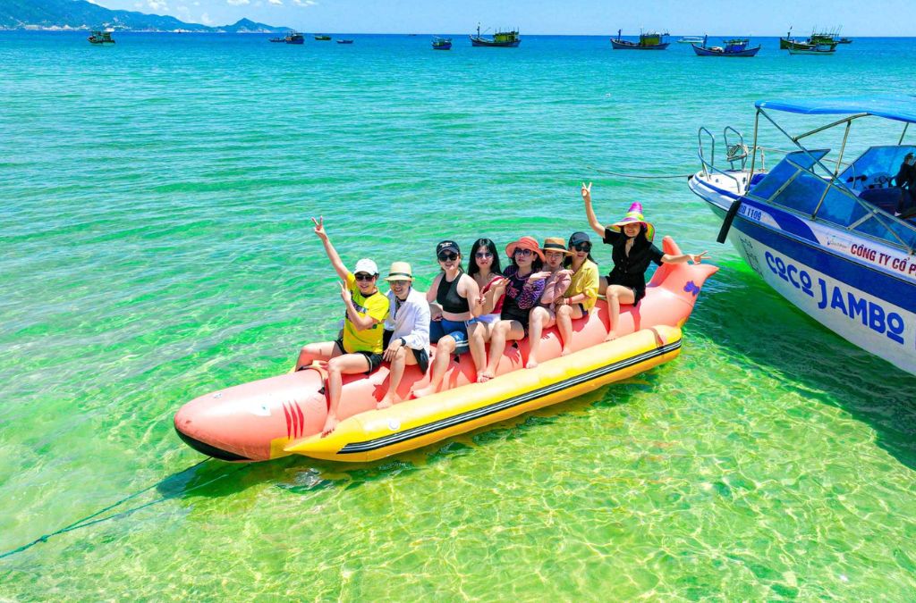 Chơi phao chuối kéo bằng cano trên biển Kỳ Co