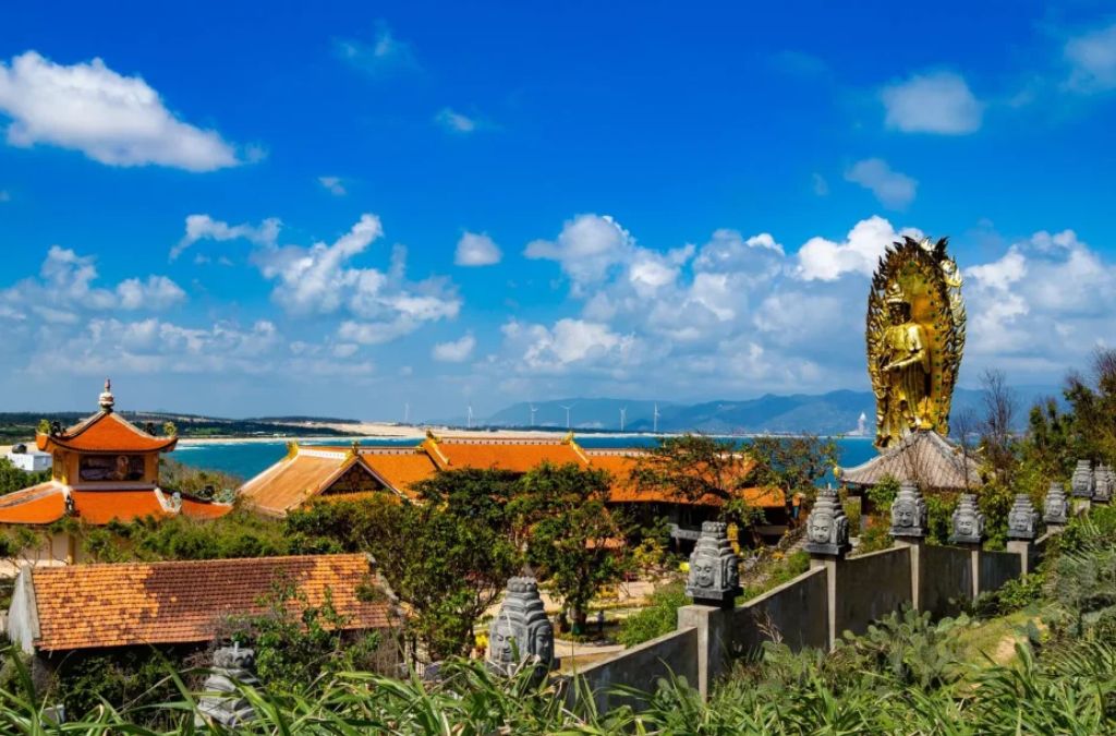 Tượng Phật đôi Quan Thế Âm cao gần 30m tại Tịnh xá Ngọc Hòa, Nhơn Lý