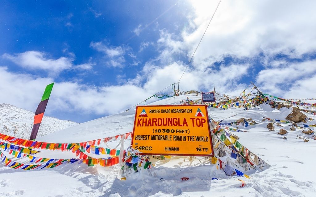 Đèo Khardung La phủ tuyết 