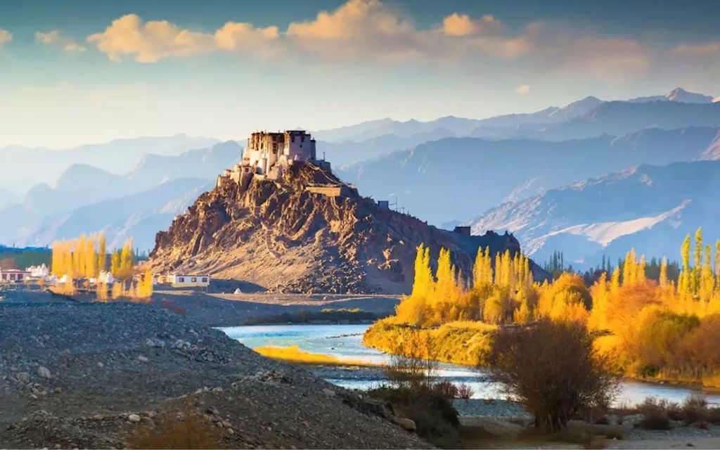 Toàn cảnh núi và thung lũng Ladakh 
