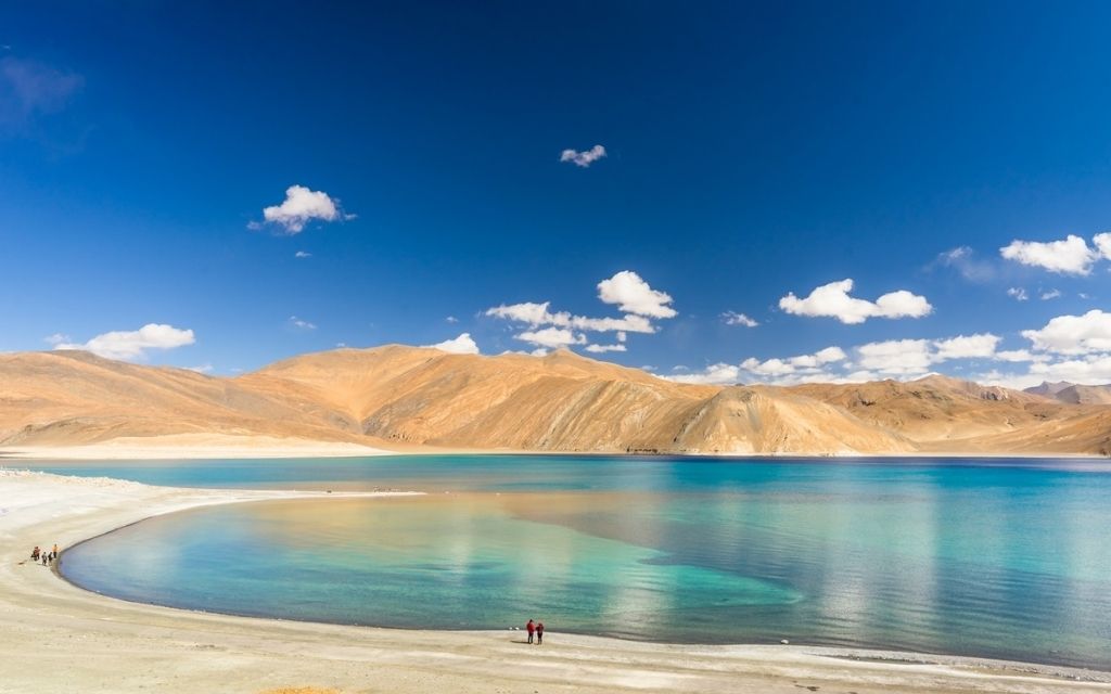 Hồ Pangong Tso xanh trong 