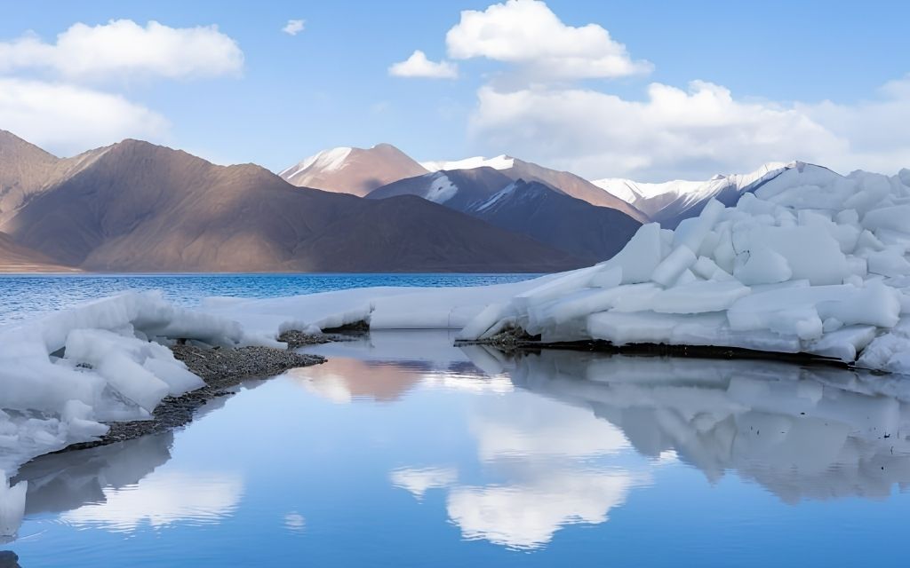 Hồ Ladakh vào mùa băng tan 
