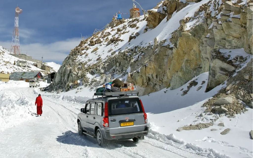 Xe chạy trên đường tuyết Ladakh 