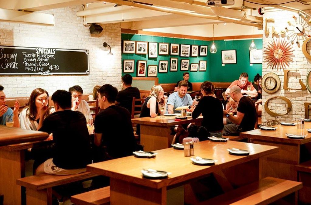 Không gian pub kiểu Anh tại The Globe Hong Kong Lan Quế Phường