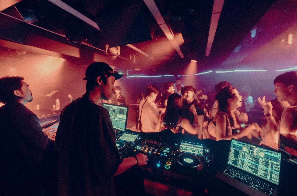 Bầu không khí Shuffle Nightclub tại Lan Quế Phường