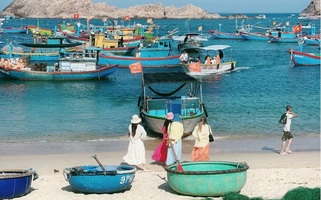 Ngư dân Nhơn Hải kéo lưới đánh cá