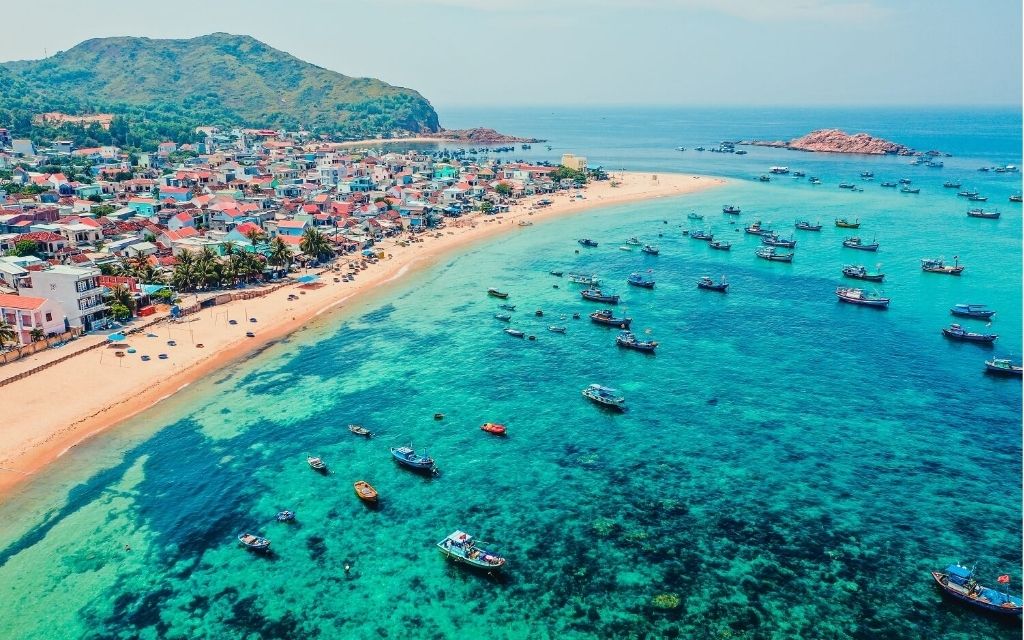 Bãi biển Nhơn Hải với thuyền đánh cá