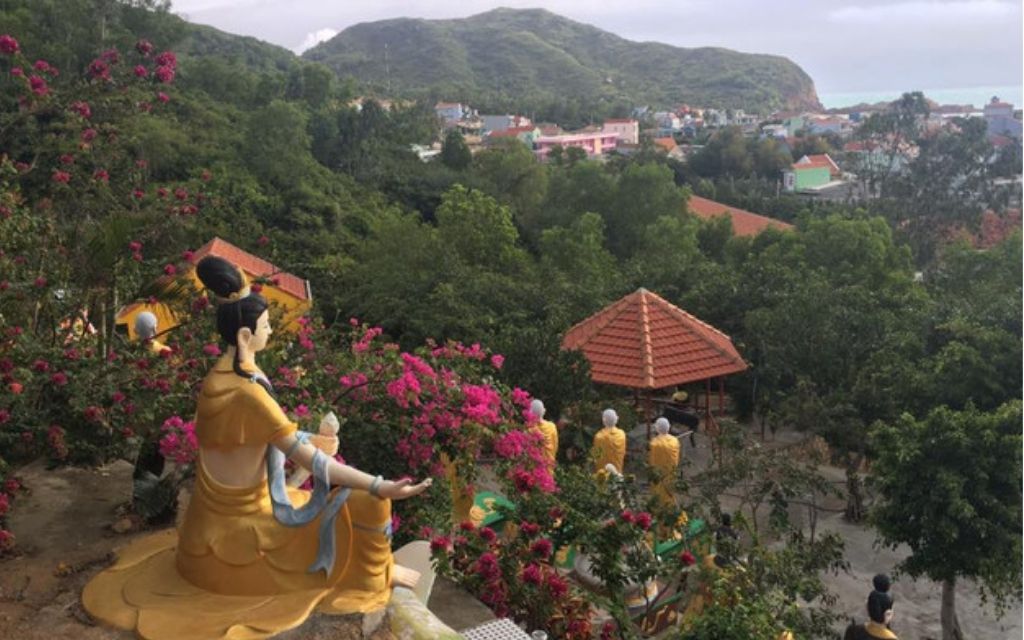 Không gian chùa Hương Mai