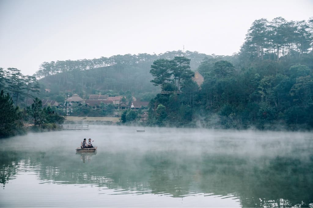 Rừng thông, suối và thung lũng bao quanh Làng Cù Lần