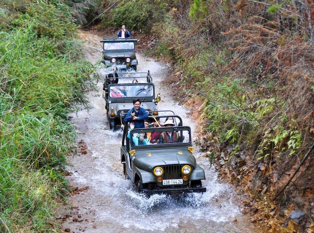 Xe Jeep vượt suối rừng tại Làng Cù Lần