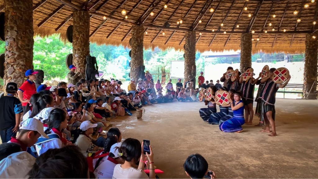 Show cồng chiêng Tây Nguyên tại Làng Cù Lần