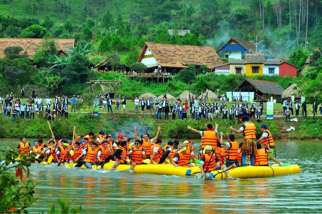 Team building trên sân cỏ Làng Cù Lần
