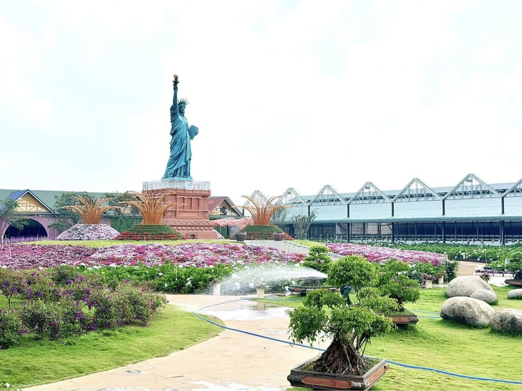  Toàn cảnh làng hoa Vạn Thành gần trung tâm Đà Lạt